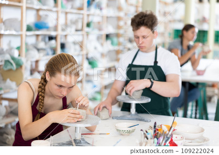 Teenage girl and teenage boy sculpt ceramic product Teenage girl and teenage boy sculpt ceramic product 109222024