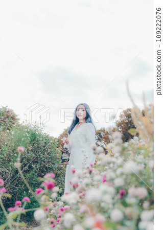 站在花田裡的年輕女子 站在花田裡的年輕女子 109222076