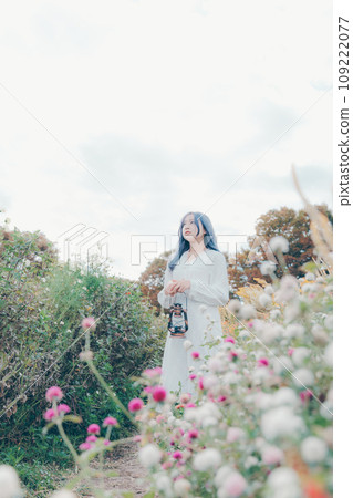 站在花田裡的年輕女子 站在花田裡的年輕女子 109222077