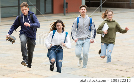 Teenager school kids running 109222213