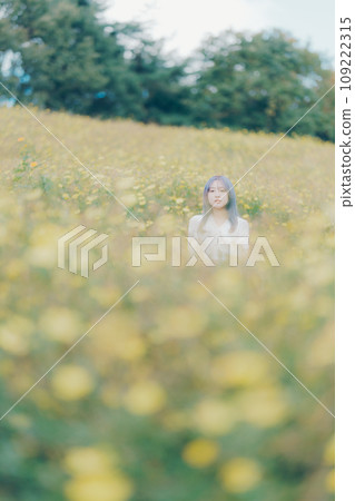 站在黃色宇宙中的女人 109222315