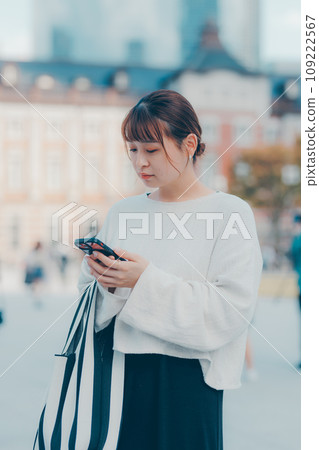 一個在城市使用智能手機的女人 109222567