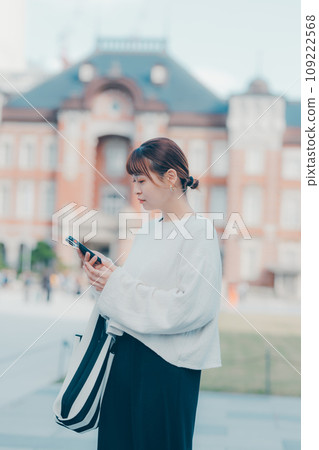 一個在城市使用智能手機的女人 109222568