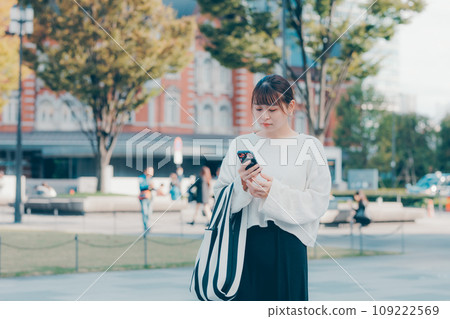 一個在城市使用智能手機的女人 109222569