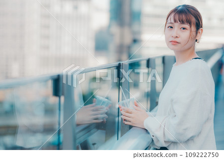 外面喝咖啡的年輕女子 外面喝咖啡的年輕女子 109222750