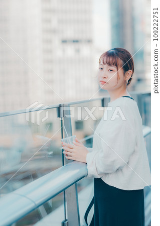 外面喝咖啡的年輕女子 外面喝咖啡的年輕女子 109222751