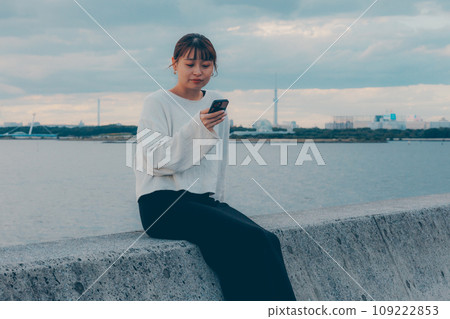 一個女人在海邊聽音樂 一個女人在海邊聽音樂 109222853