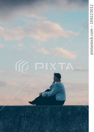 年輕女子望著大海 年輕女子望著大海 109223012