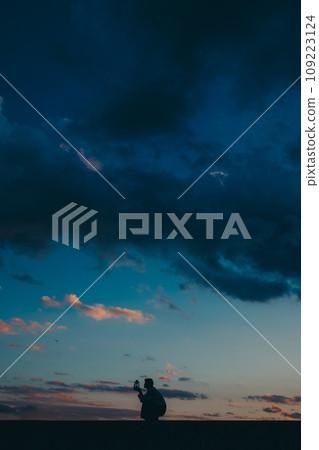 年輕女子剪影照片 109223124