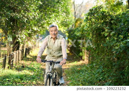 Senior man enjoying cycling Senior man enjoying cycling 109223232
