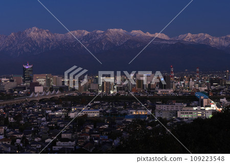 富山市和白雪皚皚的立山山脈的全景 北阿爾卑斯山 從吳羽山展望台看到的閃閃發光的夜景 109223548