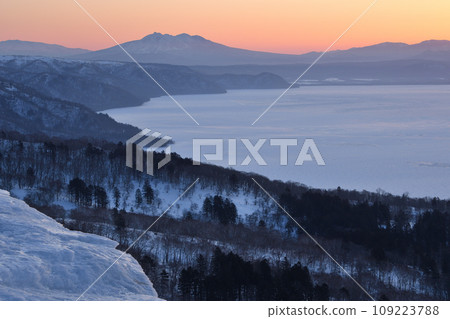 冰雪在清晨的陽光下閃閃發光 冰雪在清晨的陽光下閃閃發光 109223788