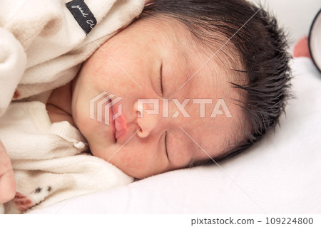 [Newborn baby sleeps] 109224800