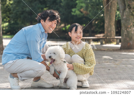 Parents and children who love their dog / Walking the dog (father and daughter) 109224807