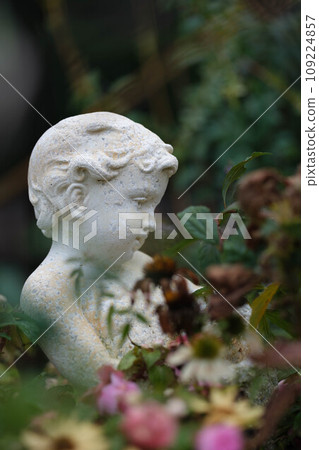 Statue of an angel surrounded by roses 109224857