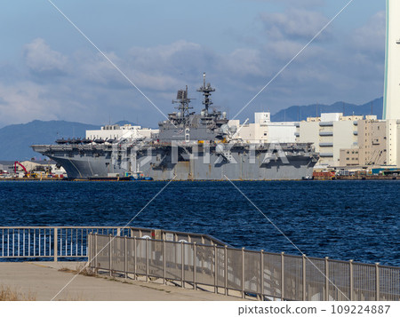 American-class amphibious assault ship America anchored in Nanko Minami, Osaka 109224887