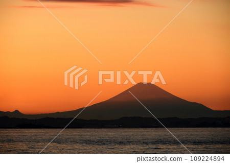 從富津岬看到的富士山夜景 從富津岬看到的富士山夜景 109224894