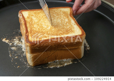 Hot sandwich baked on a hot plate 109224914