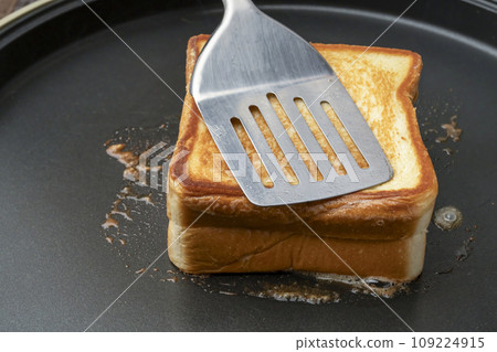 Hot sandwich baked on a hot plate 109224915