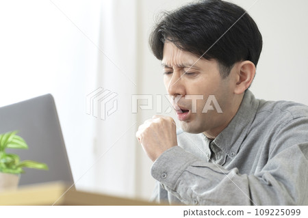 A man in poor physical condition　 109225099