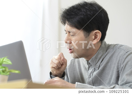 A man in poor physical condition　 109225101