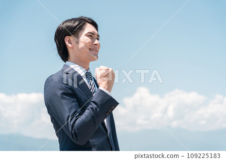 商人/工薪族/穿西裝的男人在藍天上擺姿勢 商人/工薪族/穿西裝的男人在藍天上擺姿勢 109225183