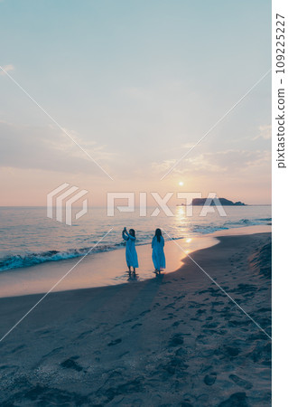 兩個年輕女子在沙灘上散步 109225227