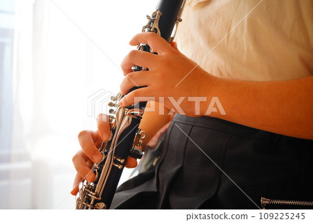 A 4th grade elementary school student who has been playing the clarinet for half a year is practicing the clarinet. 109225245