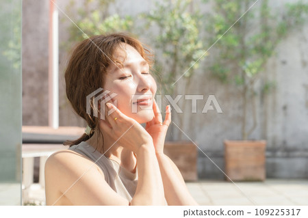 Image of a woman using skin care, lotion, serum, emulsion, sunscreen, and basic cosmetics Image of a woman using skin care, lotion, serum, emulsion, sunscreen, and basic cosmetics 109225317