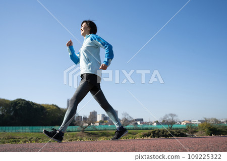 Jogging woman and blue sky 109225322