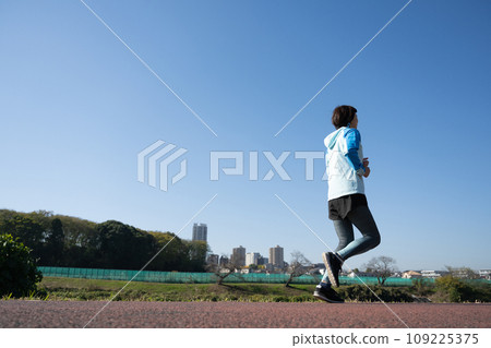 慢跑的女人和藍天 109225375