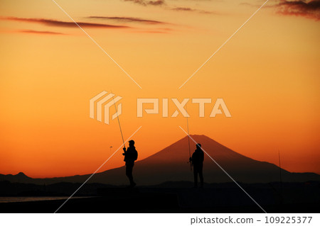 Mt. Fuji and anglers at dusk 109225377