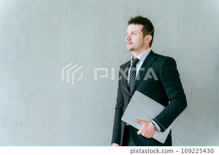 帶筆記型電腦的外國商人（貿易、口譯、筆譯、英語會話、全球） 109225430