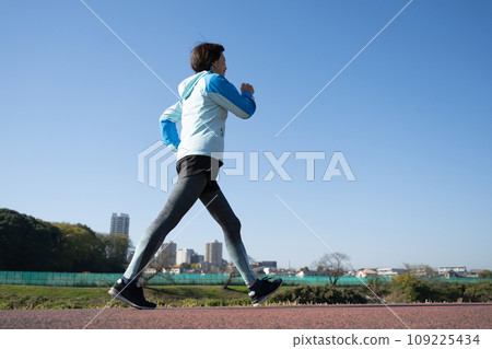 行走的女人和藍天 109225434