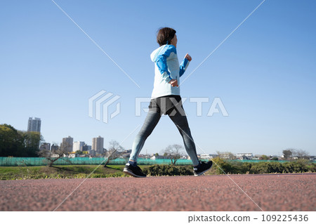 Walking woman and blue sky 109225436