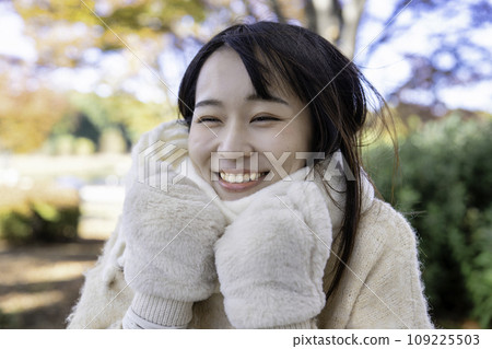 Young woman walking in the winter park 109225503