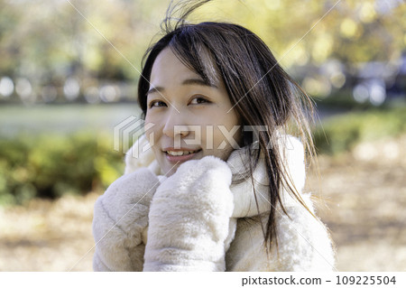 Young woman walking in the winter park 109225504