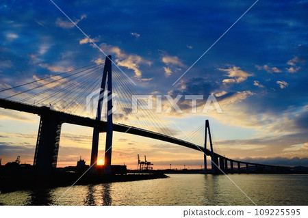新湊橋被夕陽染紅 新湊橋被夕陽染紅 109225595