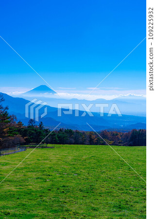 [Mt. Fuji material] Mt. Fuji and blue sky seen from Yamanashi Prefectural Makiba Park [Yamanashi Prefecture] 109225932