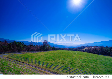 [Mt. Fuji material] Mt. Fuji and blue sky seen from Yamanashi Prefectural Makiba Park [Yamanashi Prefecture] 109225944