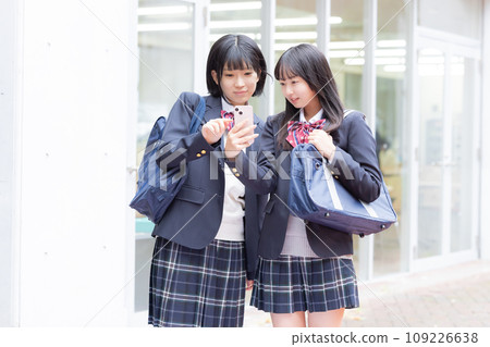 High school girl chatting with friends Photography cooperation: Ariake College of Education and Arts High school girl chatting with friends Photography cooperation: Ariake College of Education and Arts 109226638