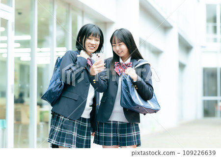 High school girl chatting with friends Photography cooperation: Ariake College of Education and Arts High school girl chatting with friends Photography cooperation: Ariake College of Education and Arts 109226639