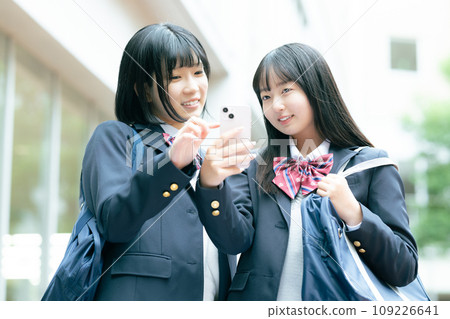 High school girl chatting with friends Photography cooperation: Ariake College of Education and Arts High school girl chatting with friends Photography cooperation: Ariake College of Education and Arts 109226641