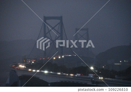 黃昏暴風雨天氣中從淡路島看到的大鳴門大橋 黃昏暴風雨天氣中從淡路島看到的大鳴門大橋 109226810