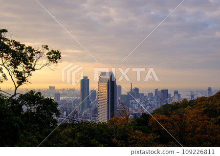 黎明時分的神戶市。清晨陽光照耀下的一組建築。從神戶的高觀景台拍攝 黎明時分的神戶市。清晨陽光照耀下的一組建築。從神戶的高觀景台拍攝 109226811