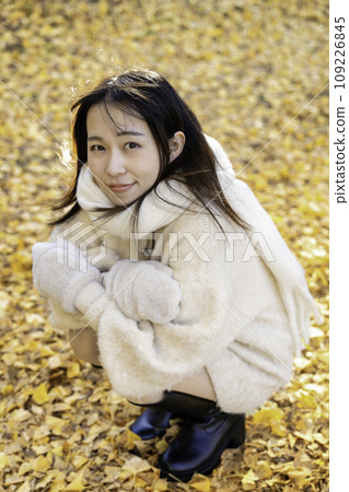 享受秋天的年輕女子葉狩獵 109226845