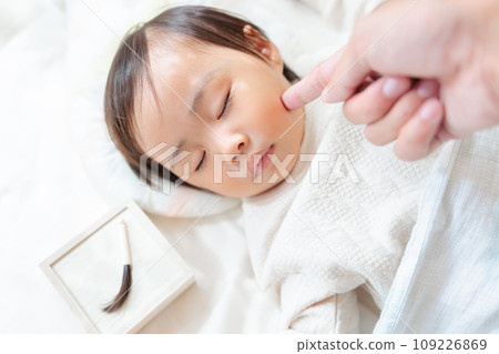 胎毛刷和熟睡的嬰兒 109226869