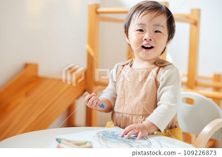 嬰兒用蠟筆畫畫 109226873