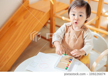 嬰兒用蠟筆畫畫 109226874