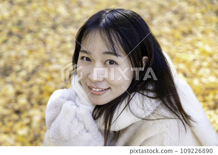 享受秋天的年輕女子葉狩獵 109226890